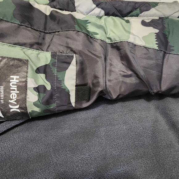 Hurley Green Camo Puffer Vest with Gray Sleeves (NWOT) - Picture 9 of 9
